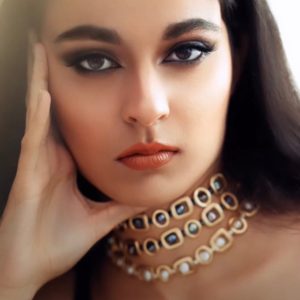 NINI DOS IN BLACK AND WHITE PEARLS