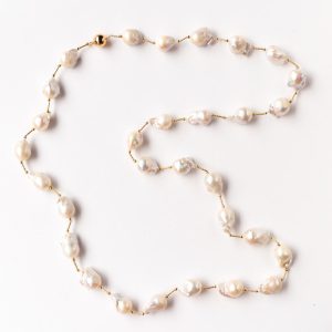 CLASSIC WHITE BAROQUE NECKLACE WITH GOLD WIRE
