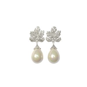 LEAF PEARL EARRING IN WHITE