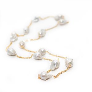 WHITE BAROQUE IN DUAL GOLD CHAIN