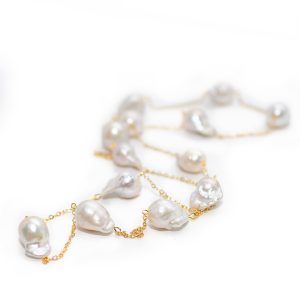 WHITE BAROQUE IN SINGLE GOLD CHAIN