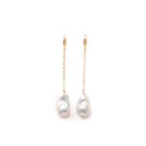 WHITE BAROQUE EARRINGS IN CHAIN